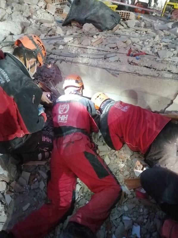 Enkazda kalan köpek depremden 58 saat sonra kurtarıldı