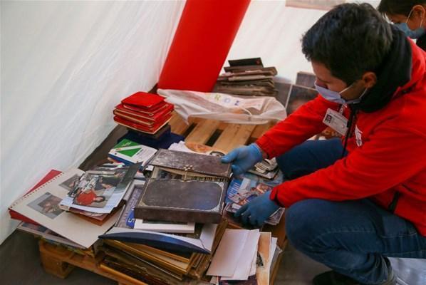 İzmirde bina enkazından çıkan eşyalar Kızılay çadırında bir umut bekliyor