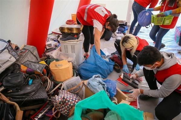 İzmirde bina enkazından çıkan eşyalar Kızılay çadırında bir umut bekliyor