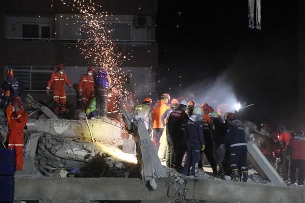 İzmirdeki deprem sonrası müteahhitlere operasyon 9 gözaltı var...