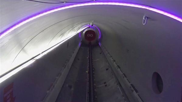 Virgin Hyperloop, içinde yolcu bulunan kapsülle yüksek hızlı sürüşü  test etti
