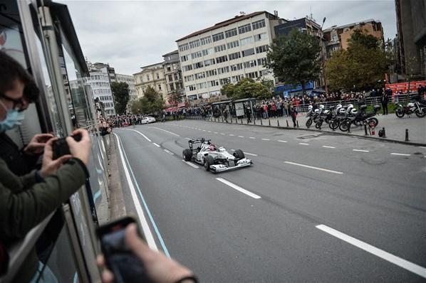 İstanbulun tarihi yerlerinde Formula 1 araçları tur attı