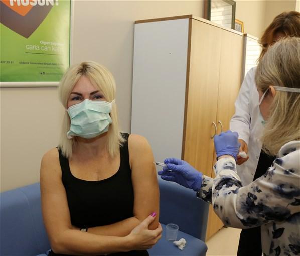 Akdeniz Üniversitesi Hastanesinde ilk aşı uygulaması, Rektör Özkana yapıldı...