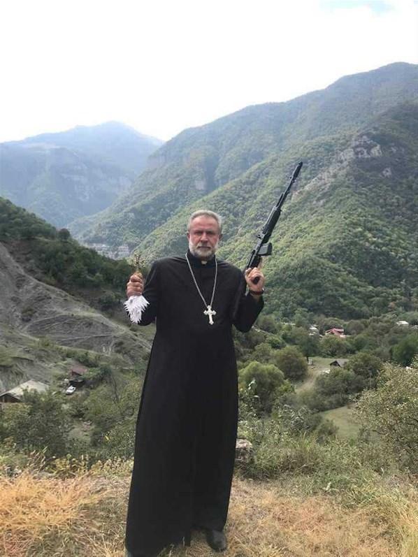 Azerbaycana silah gösteren Ermeni papaz geri adım attı