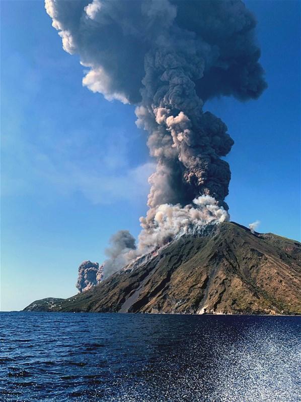 İtalya’da Stromboli yanardağında patlama