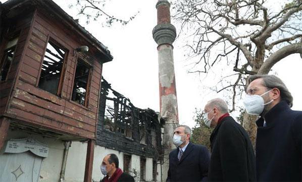 Erdoğan yanan Vaniköy Camiini ziyaret etti