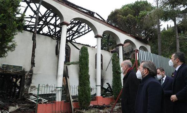 Erdoğan yanan Vaniköy Camiini ziyaret etti
