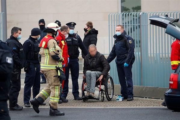 Almanyada Başbakanlık binasına saldırı girişimi Merkel...