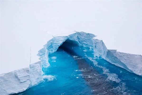Atlantik Okyanusu’nda yüzen en büyük buzul görüntülendi