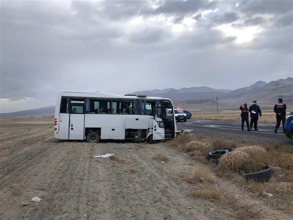 Konyada lastiği patlayan midibüs devrildi Çok sayıda yaralı...