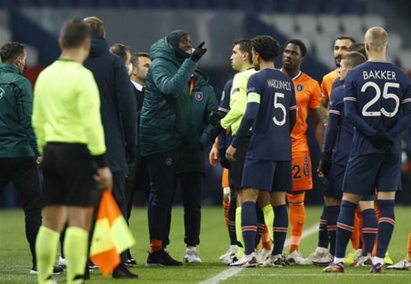 Paris Saint-Germain-Başakşehir maçında hakem skandalı İki takım sahadan çekildi...