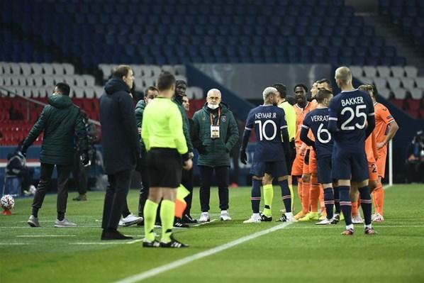 Paris Saint-Germain-Başakşehir maçında hakem skandalı İki takım sahadan çekildi...