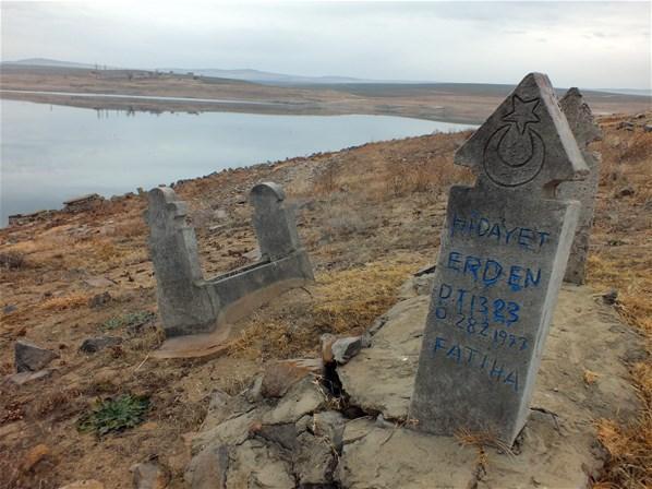 Baraj suyu çekilince ortaya çıktı 2 okul, belediye binası, cami ve mezarlık...