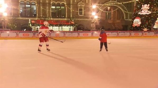 Yeni yıl dileği gerçek oldu: Putin, 9 yaşındaki çocukla buz hokeyi oynadı