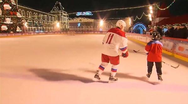 Yeni yıl dileği gerçek oldu: Putin, 9 yaşındaki çocukla buz hokeyi oynadı