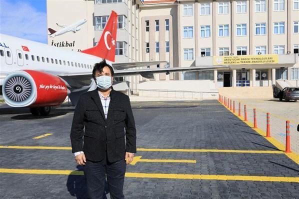 Antalyada okul bahçesinden havalanan yolcu uçağı, dünyayı geziyor