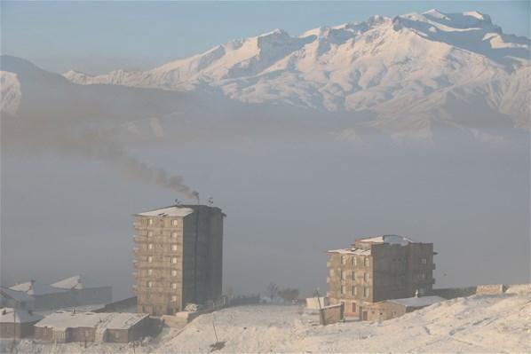 Yüksekovada dondurucu soğuk ve sis etkili oluyor