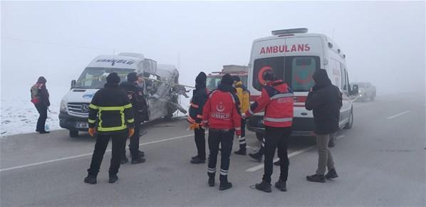 Hakkaride feci kaza Yolcu minibüsü tırla çarpıştı: 4 ölü, 5 yaralı