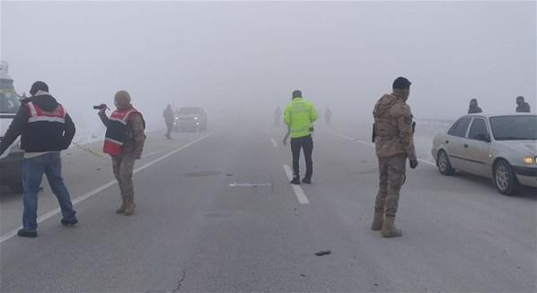 Hakkaride feci kaza Yolcu minibüsü tırla çarpıştı: 4 ölü, 5 yaralı