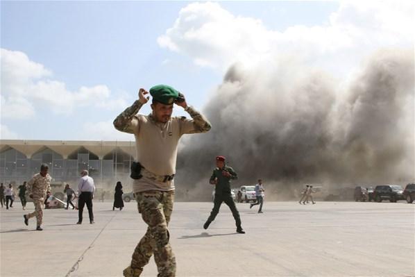 Yemende bakanlar uçaktan inerken patlama meydana geldi