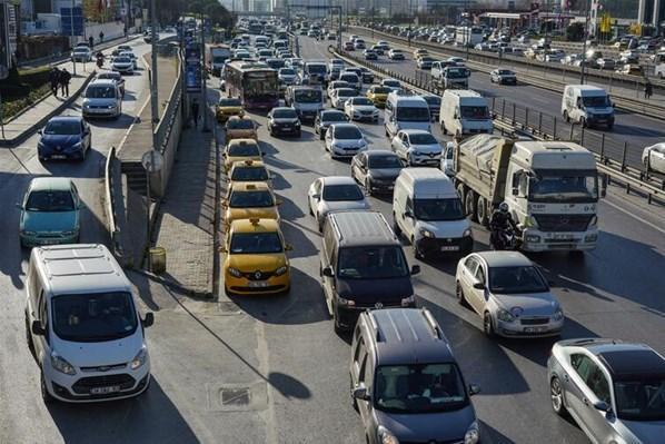 Kısıtlamaya saatler kala İstanbulda trafik durma noktasına geldi