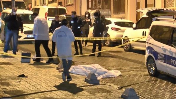 Üsküdarda yalnız yaşayan genç evinin önünde ölü bulundu