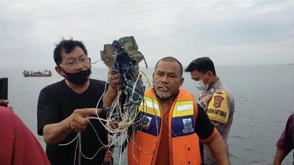 Endonezyada yolcu uçağı radardan kayboldu