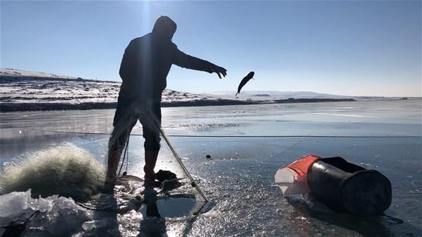 Çıldır Gölünde ailecek Eskimo usulü balık avı