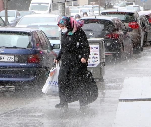 Erzurumda kar bekleyenler yağan yağmur ile şaşkına döndü...