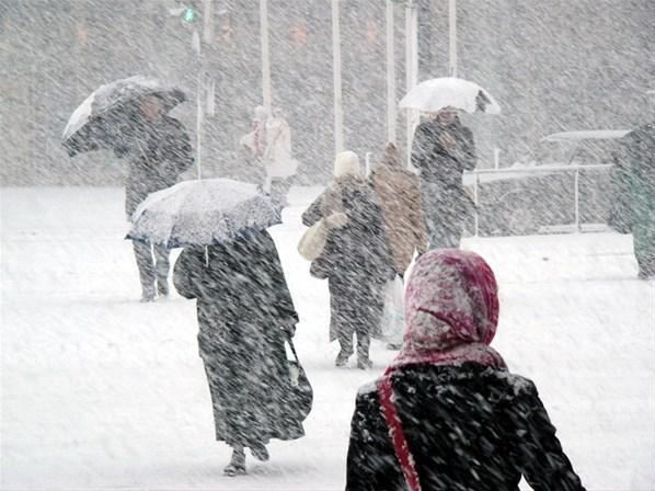 Meteoroloji son dakika olarak duyurdu İstanbula kar ve tipi geliyor...