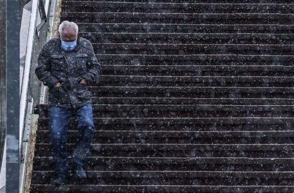 İstanbulda beklenen kar yağışı başladı Meteorolojiden art arda uyarılar...