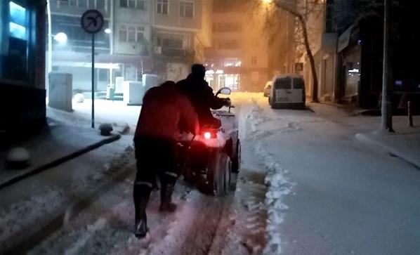 İstanbulda beklenen kar yağışı başladı Meteorolojiden art arda uyarılar...