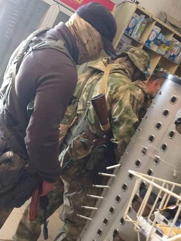 Darbeci Hafterin paralı askerler market alışverişinde görüntülendi Ellerinde silahlarla...