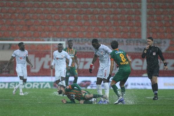 Alanyaspor - Sivasspor maçı olumsuz hava koşulları nedeniyle yarına ertelendi