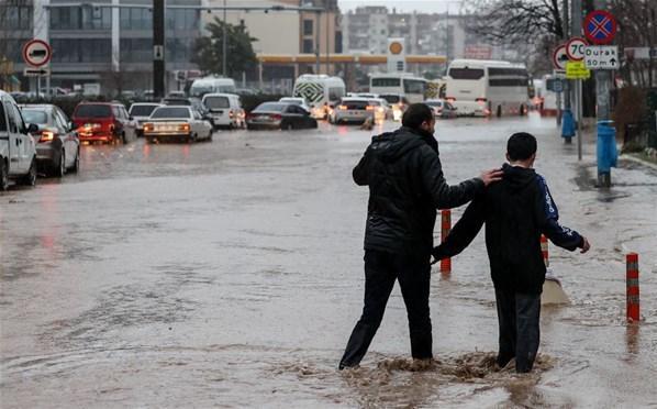 İzmir felaketi yaşıyor Uyarılar peş peşe geldi: 2 kişi hayatını kaybetti...