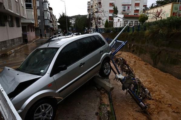 İzmir felaketi yaşıyor Uyarılar peş peşe geldi: 2 kişi hayatını kaybetti...