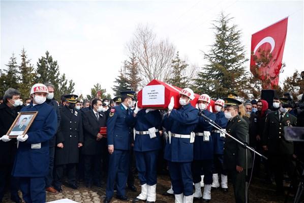 Şehit ağabeyini, asker selamı ile uğurladı