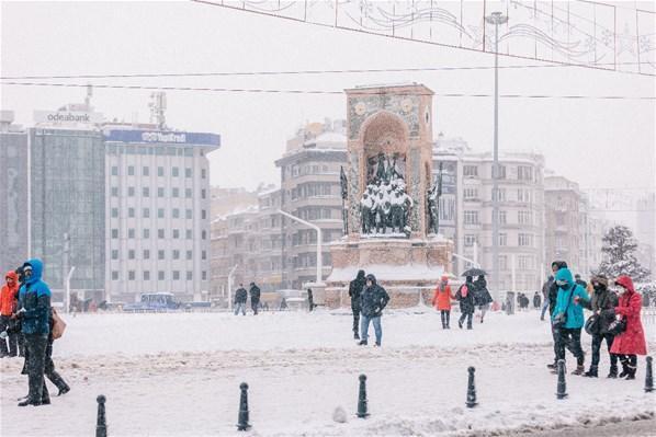 Hafta sonu kar geliyor: İstanbul için peş peşe uyarılar geldi Son yılların en soğuk ve karlı günleri...