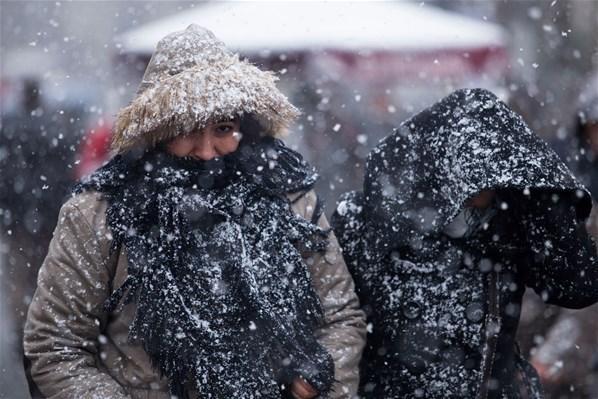 Hafta sonu kar geliyor: İstanbul için peş peşe uyarılar geldi Son yılların en soğuk ve karlı günleri...