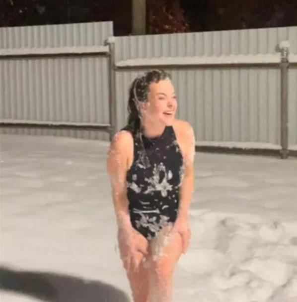 Nursel Ergin Akyer, eksi 18 derece soğukta mayoyla karlara atladı