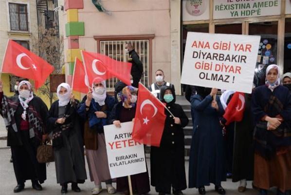 Diyarbakırda evlat nöbetindeki aileler: Devletimizin her zaman arkasındayız