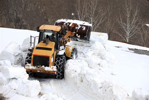 Beyaz kabus 4 metreye ulaştı, yollar kapandı, çığ tehlikesi...