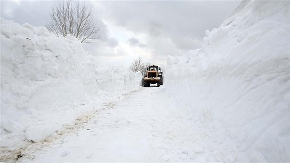 Beyaz kabus 4 metreye ulaştı, yollar kapandı, çığ tehlikesi...