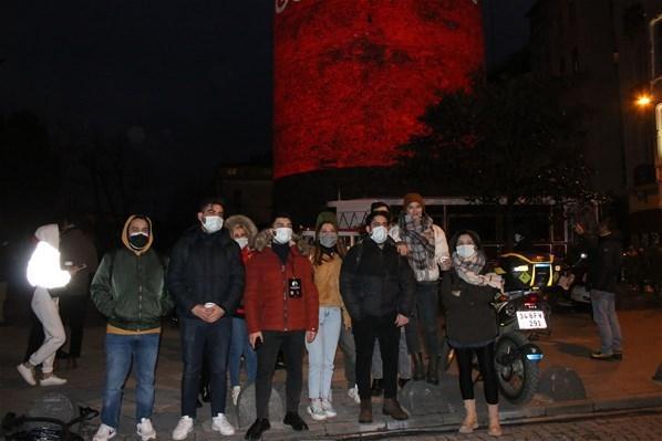 İstiklal Marşının kabulünün 100üncü yılına özel Galata Kulesinde gösteri
