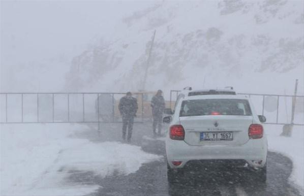 Çığ düştü, yol kapandı Çalışmalar sürüyor