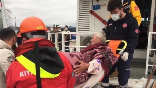 Kocaelide tekne battı 3 kişi kurtarıldı