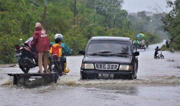 Endonezya’da sel felaketi 23 ölü, 9 yaralı