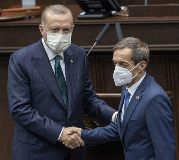 CHPden istifa edip AK Partiye katıldı Rozetini Erdoğan taktı...
