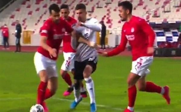 Sivasspor - Beşiktaş maçında iki penaltı tepkisi Sosyal medya yıkıldı