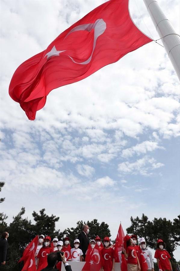 Çamlıca Tepesine dev Türk bayrağı Cumhurbaşkanı Erdoğan göndere çekti
